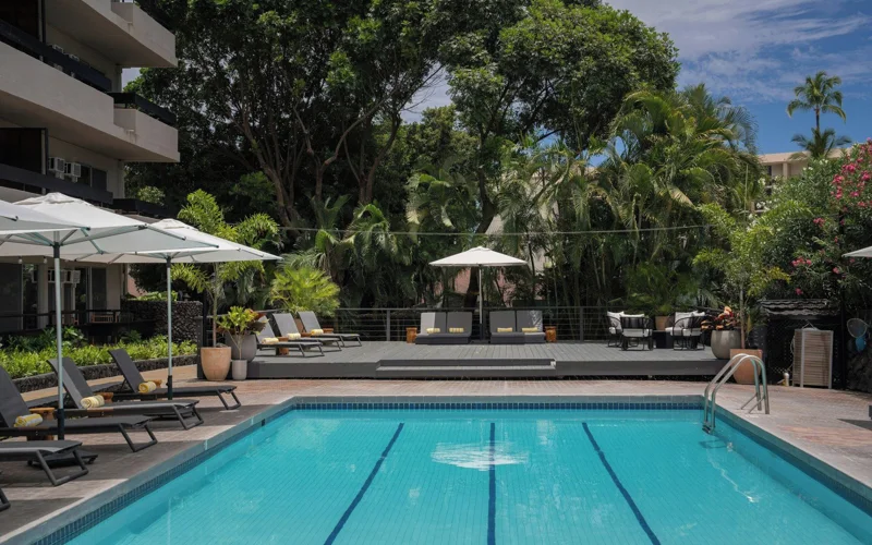 PACIFIC 19 Kona hotel pool and courtyard